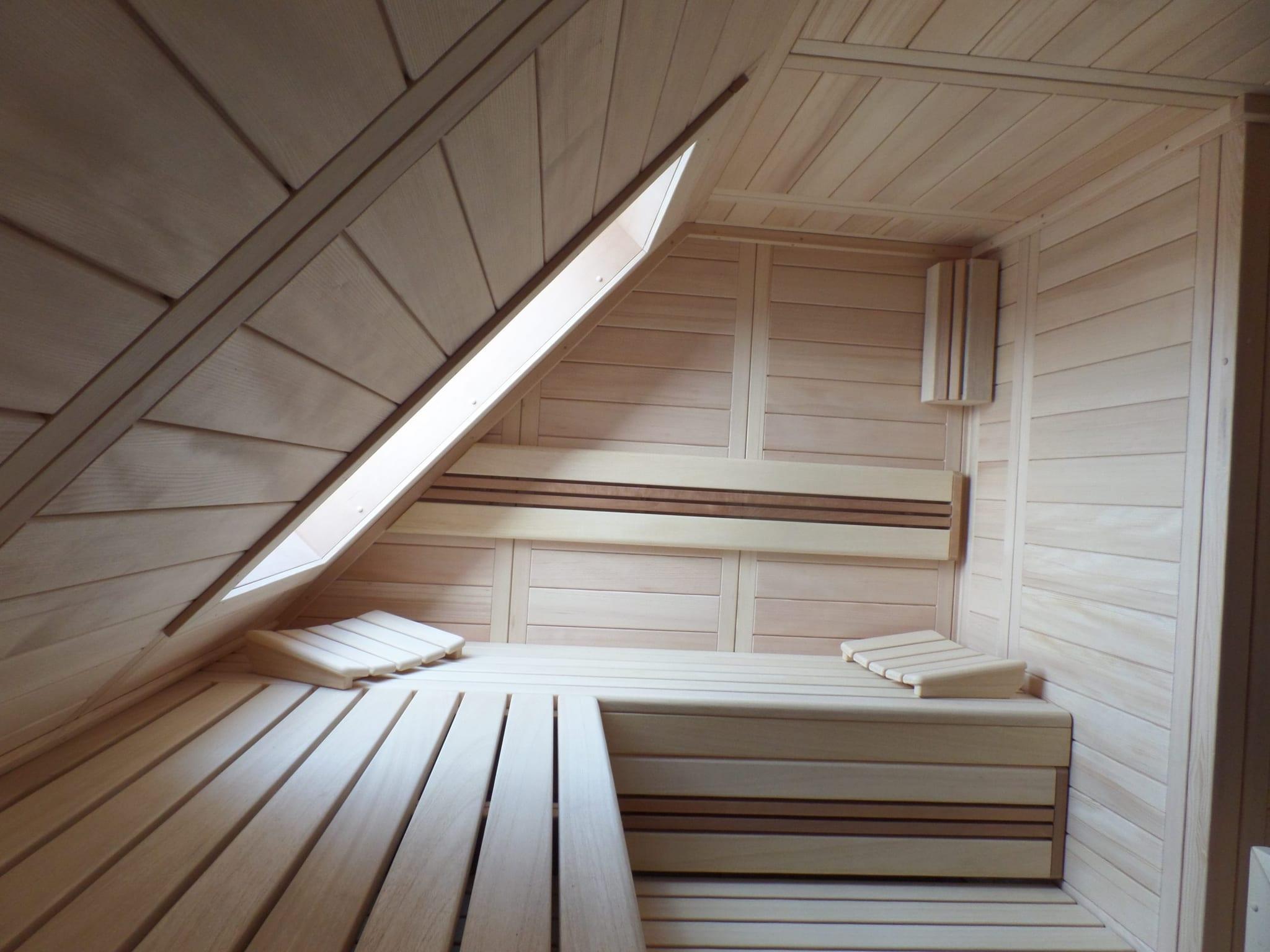 Merano Sauna unter Dachschräge mit Fenster