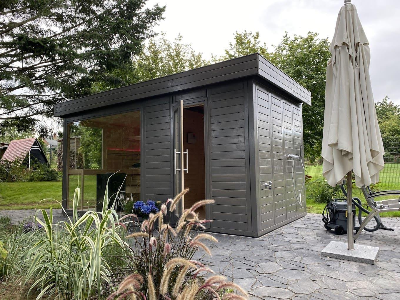 Tirano Gartensauna in Anthrazit mit großer Glasfront