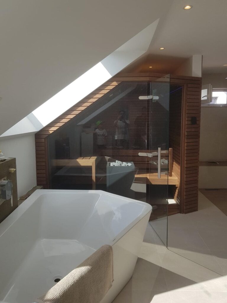 Design-Sauna unter einer Dachschräge